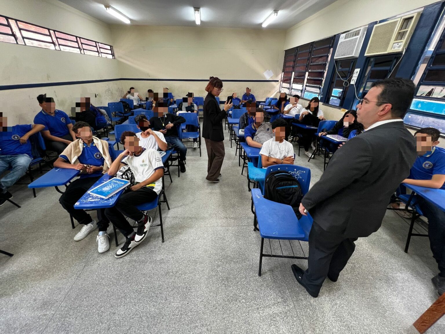 Deputado Wilker Barreto fiscaliza escola na zona Norte e constata banheiros sujos, alunos fazendo limpeza no horário de aula e alimentação sem tempero