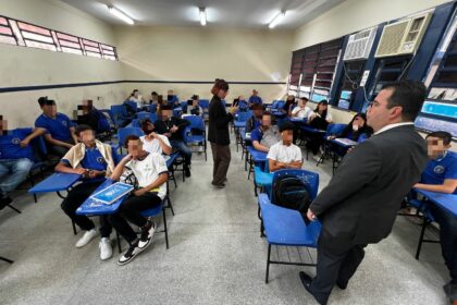 Deputado Wilker Barreto fiscaliza escola na zona Norte e constata banheiros sujos, alunos fazendo limpeza no horário de aula e alimentação sem tempero