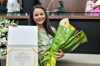 Dra. Mayara homenageia pesquisadora da Fiocruz com diploma Mulher Cidadã