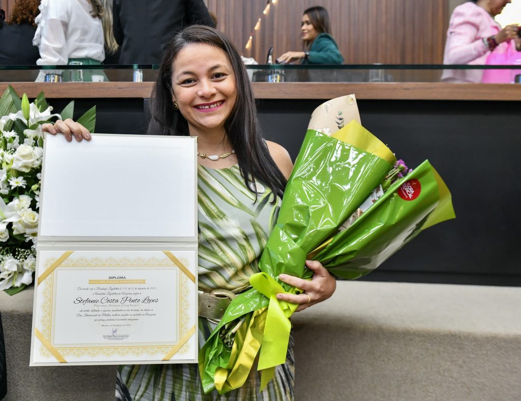 Dra. Mayara homenageia pesquisadora da Fiocruz com diploma Mulher Cidadã