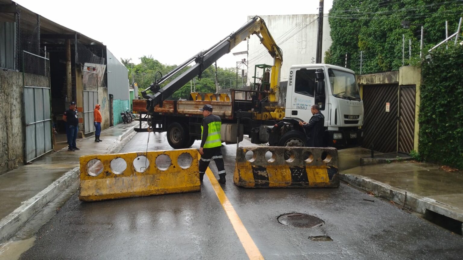 Prefeitura fecha rua para dar mais fluidez à rotatória das Letras