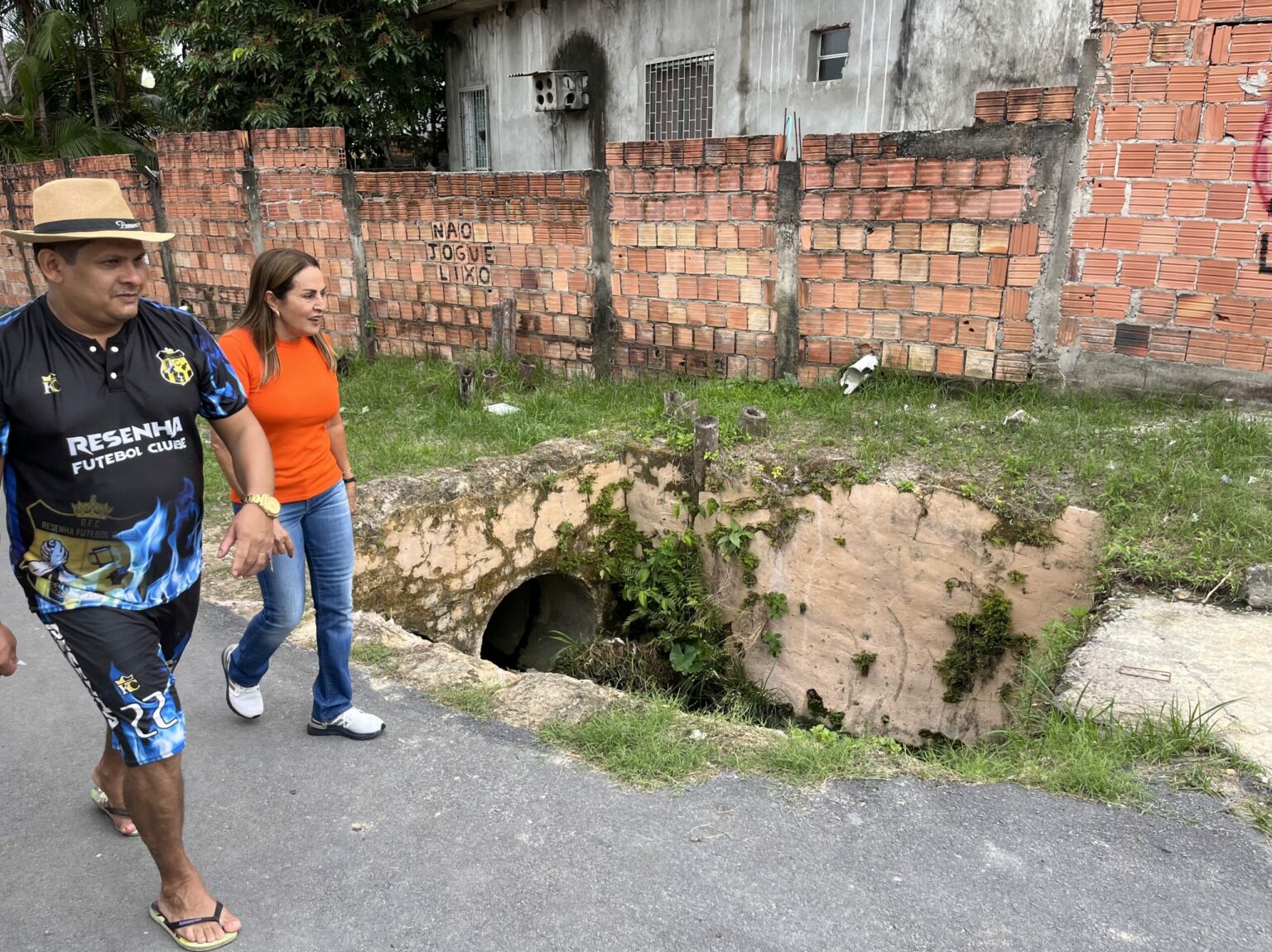 Moradores cobram melhorias para o bairro durante visita de Glória Carratte no Cidade de Deus