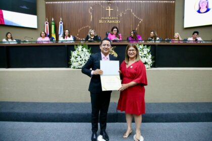Deputado Daniel Almeida homenageia Clícia Lima com o diploma ‘Mulher Cidadã Amazonense’