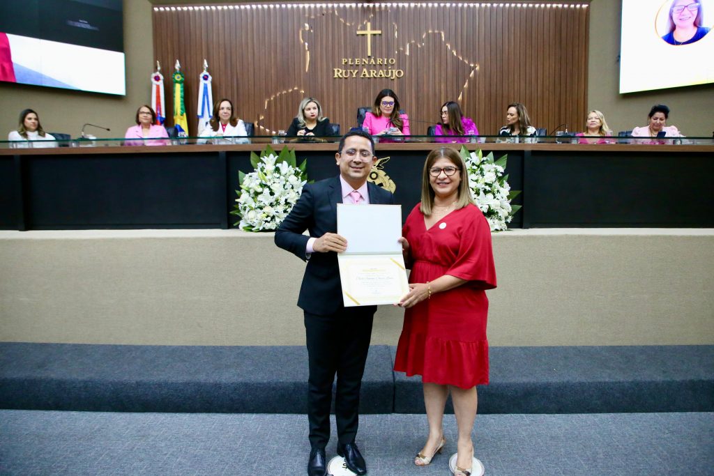 Deputado Daniel Almeida homenageia Clícia Lima com o diploma ‘Mulher Cidadã Amazonense’