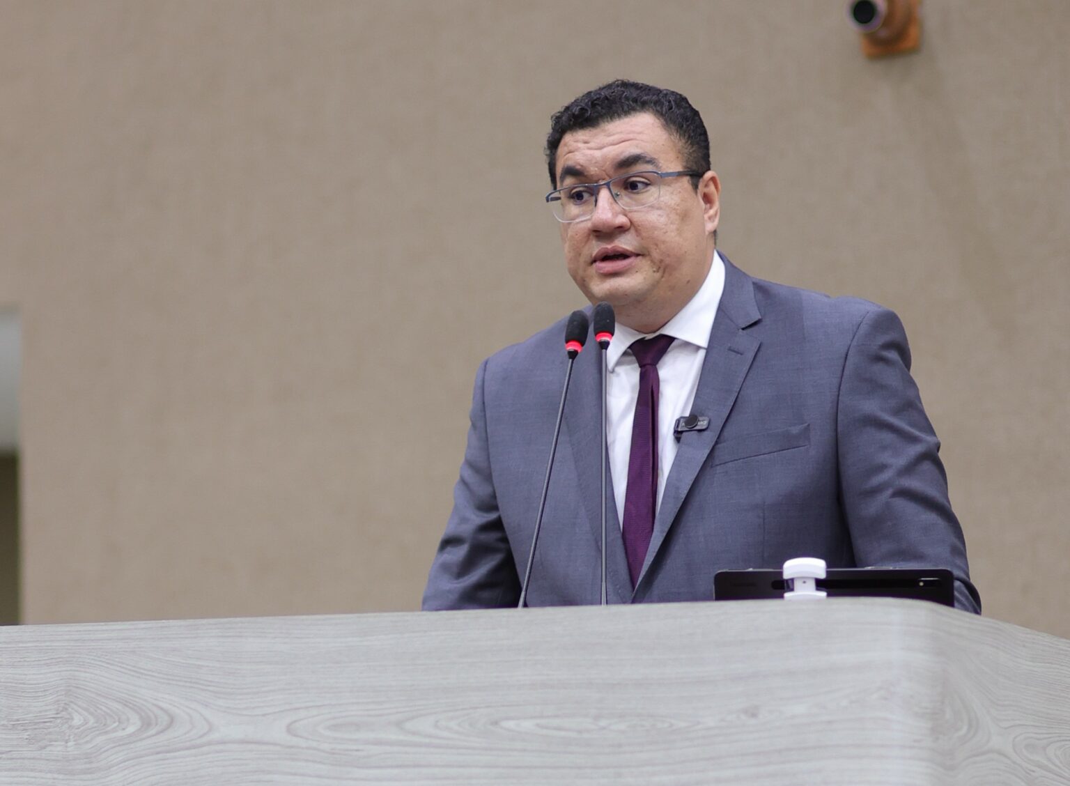Na CMM, titular da Semcom responde questionamentos sobre denúncia de repasse de dinheiro no órgão