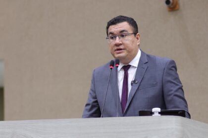 Na CMM, titular da Semcom responde questionamentos sobre denúncia de repasse de dinheiro no órgão