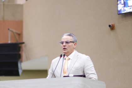 Vereador Lissandro Breval pede convocação de secretário de comunicação para esclarecimentos na CMM