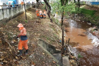Prefeitura realiza ação de limpeza no igarapé do Franco