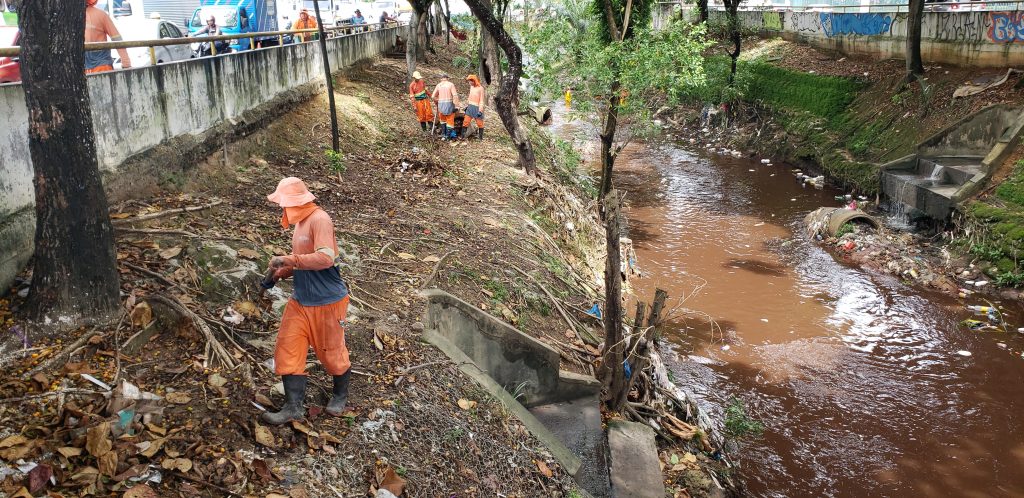 Prefeitura realiza ação de limpeza no igarapé do Franco