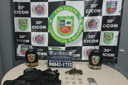 PMAM prende homem com arma de fogo, capa de colete balístico e entorpecentes na zona leste