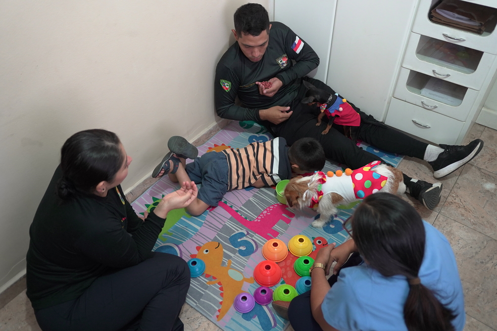 Projeto de Terapia Assistida por Cães da PMAM traz conforto e bem-estar para pacientes hospitalizados