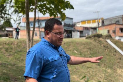 Raiff Matos fiscaliza conclusão de obras em rua do conjunto Francisca Mendes, no bairro Cidade Nova