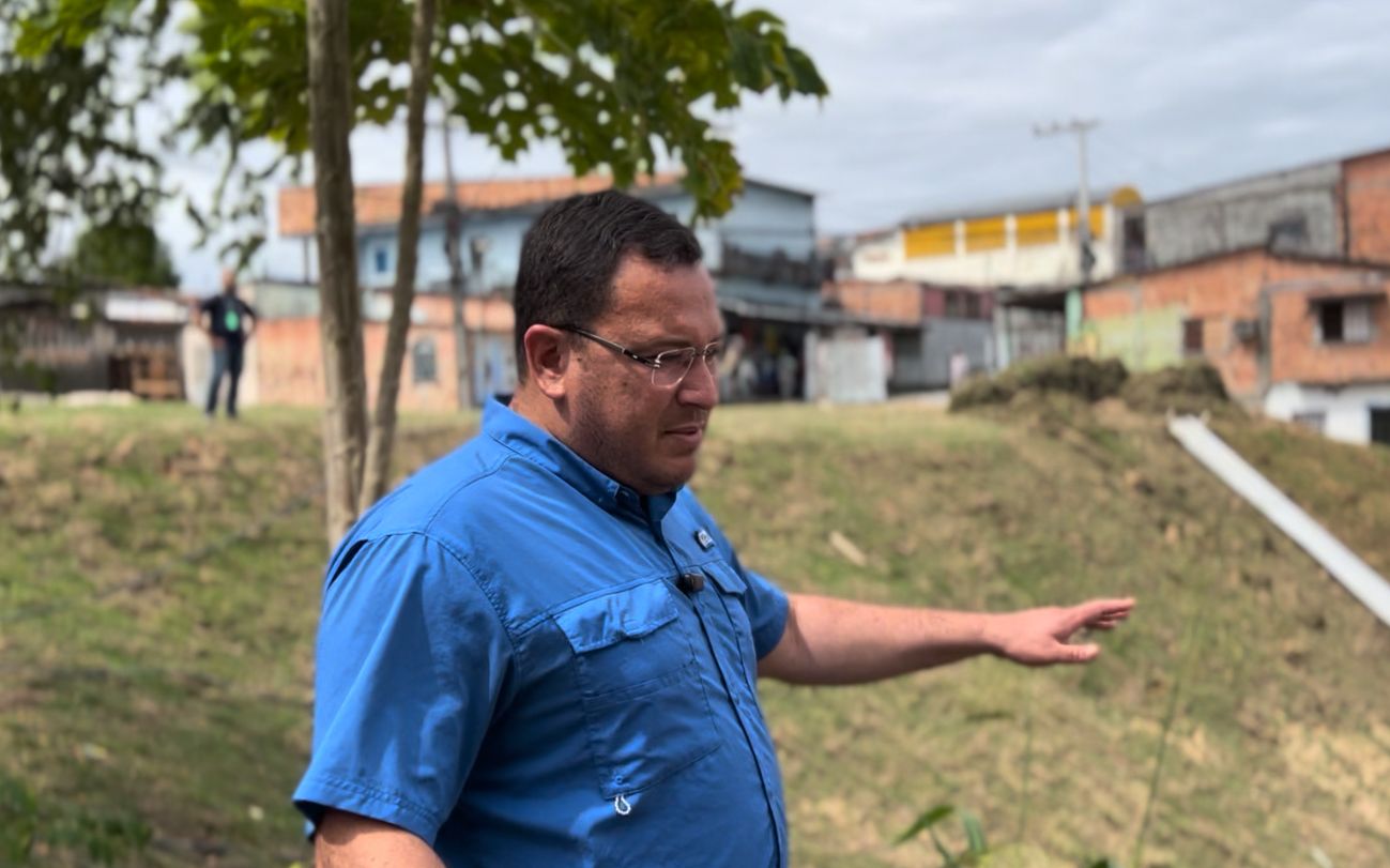 Raiff Matos fiscaliza conclusão de obras em rua do conjunto Francisca Mendes, no bairro Cidade Nova