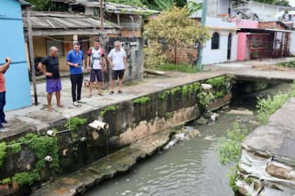 Vereador Sassá da Construção ouve demandas de moradores do bairro Petrópolis, na zona sul