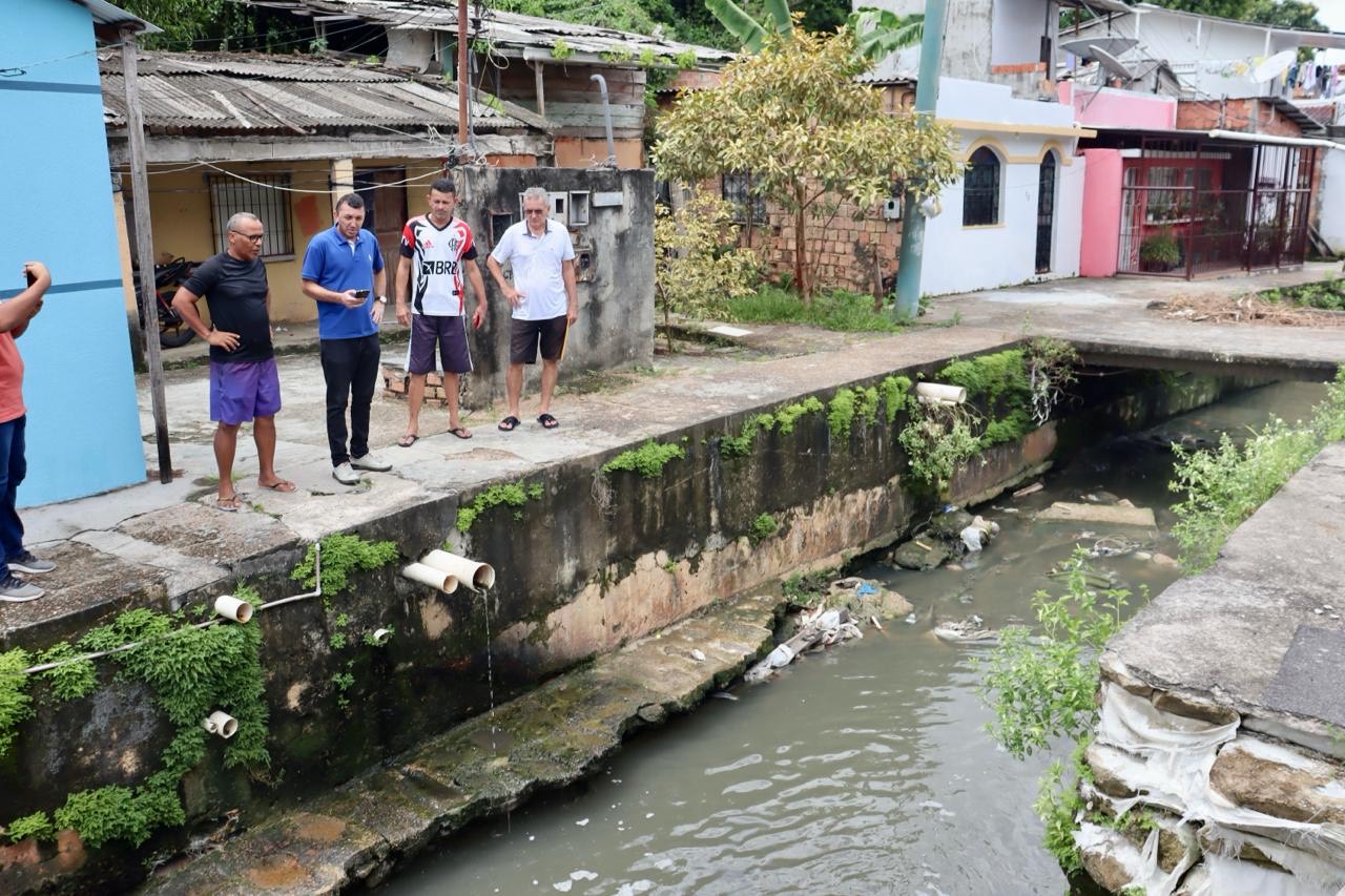 Vereador Sassá da Construção ouve demandas de moradores do bairro Petrópolis, na zona sul