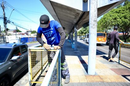 Plataformas de ônibus recebem serviços de revitalização