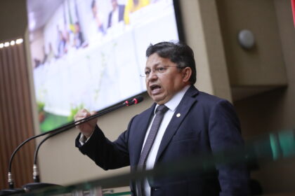 Sinésio Campos critica reajuste do preço do abastecimento de água em Parintins, que está imprópria ao consumo