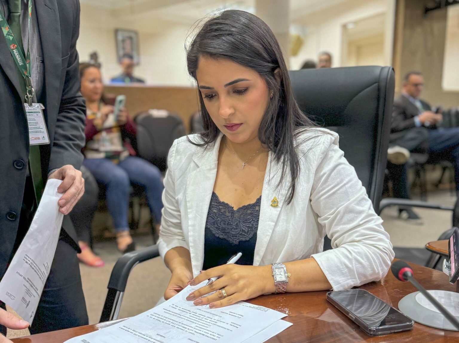 Vereadora Thaysa Lippy cobra respostas sobre caso de pagamento em espécie em secretaria municipal