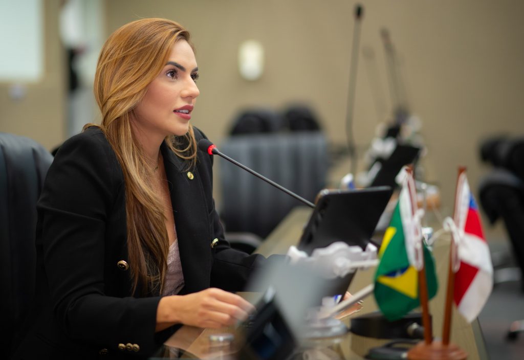 Três Projetos de Lei de autoria de Débora Menezes são aprovados na Aleam