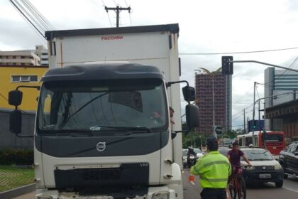 Prefeitura autua caminhões por infringir ‘zona de restrição’