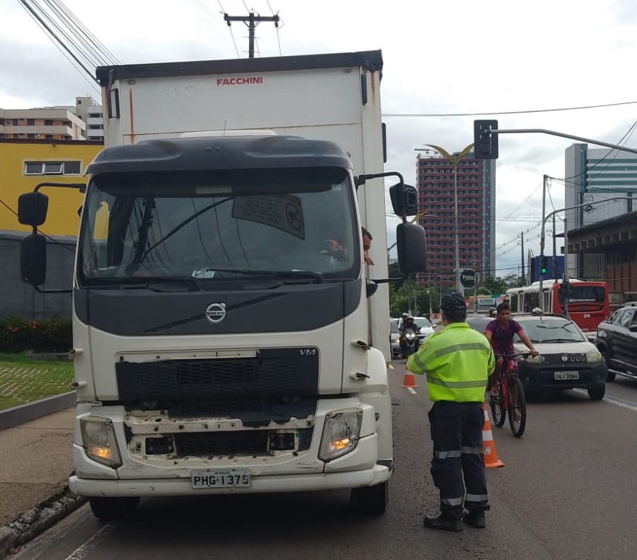 Prefeitura autua caminhões por infringir ‘zona de restrição’