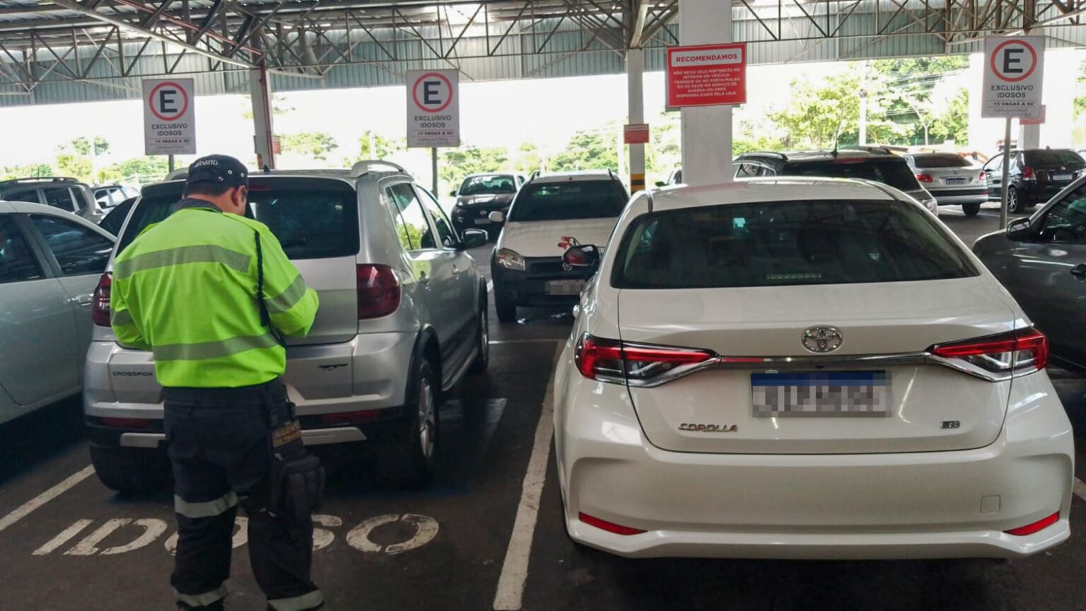 Prefeitura autua 142 motoristas após fiscalização em vagas especiais durante o fim de semana