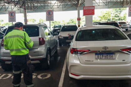 Prefeitura autua 142 motoristas após fiscalização em vagas especiais durante o fim de semana