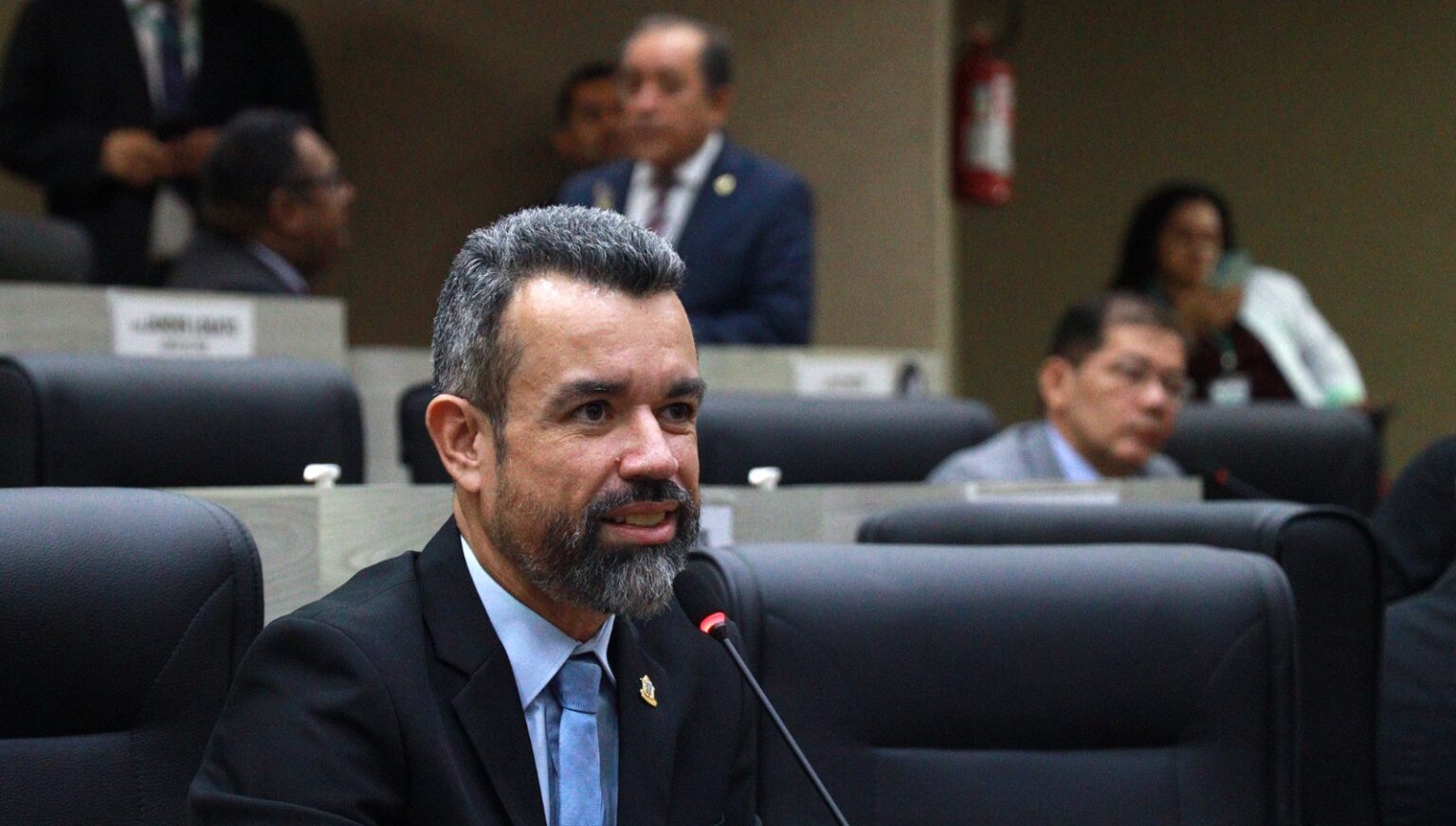 Durante sessão na CMM, Peixoto fala sobre a importância de garantir leis para beneficiar pessoas autistas