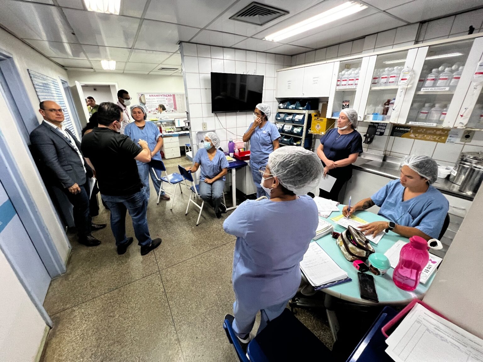 Wilker Barreto constata lixo, profissionais da limpeza sem receber e desabastecimento de remédios e insumos na Maternidade Ana Braga
