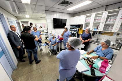 Wilker Barreto constata lixo, profissionais da limpeza sem receber e desabastecimento de remédios e insumos na Maternidade Ana Braga