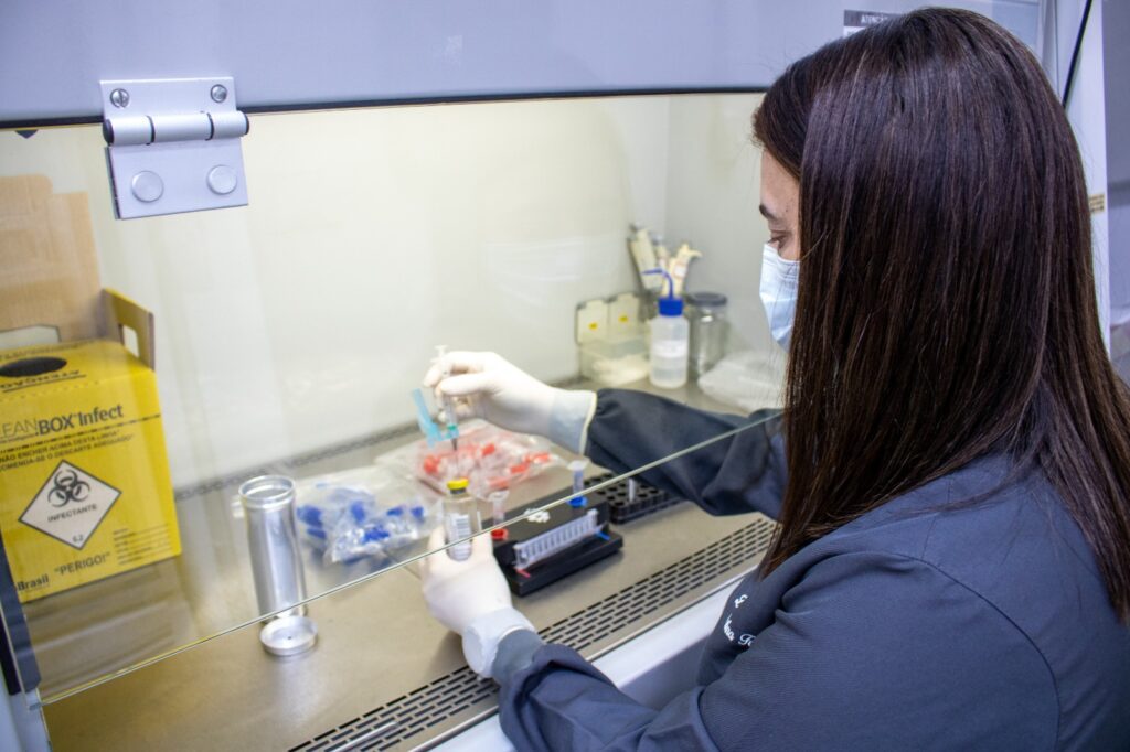 Hemoam adota tecnologia que aumenta precisão de exames de Bacteriologia