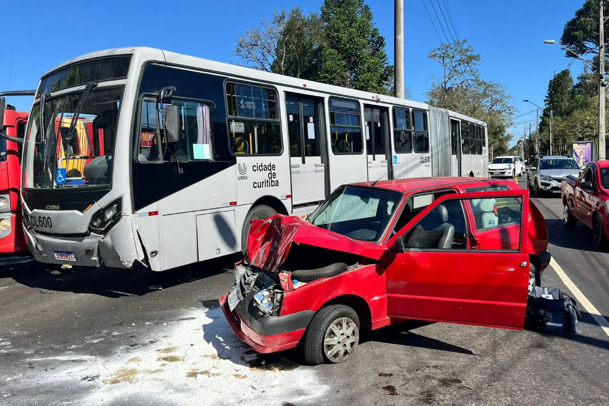 Informe Curitiba | Batida entre carro e ônibus deixa mulher ferida no Cabral