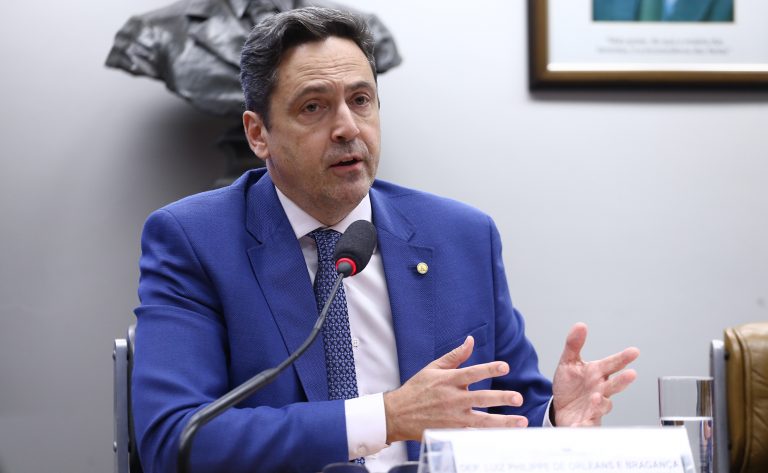 Projeto reduz de 100 para 15 anos o prazo máximo de sigilo sobre informações pessoais
